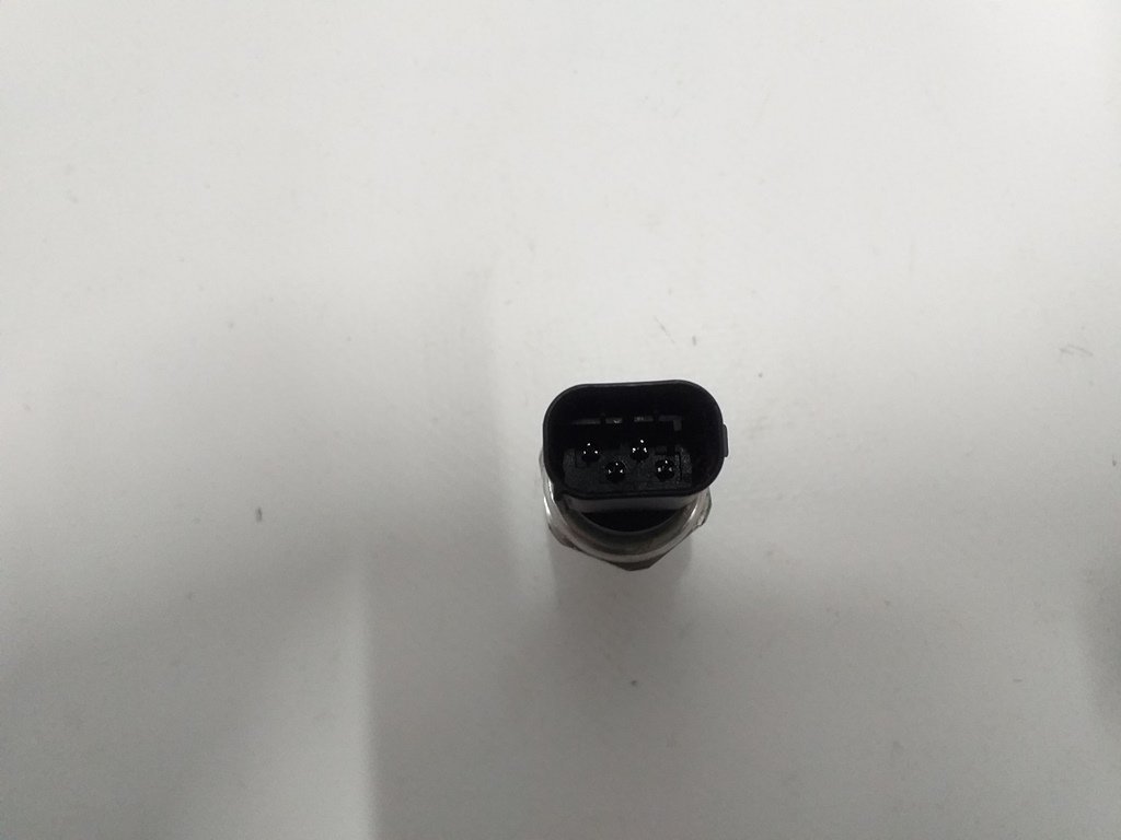 11 Tesla model 3 air conditioning pressure and temperature sensor 1108608-00-A